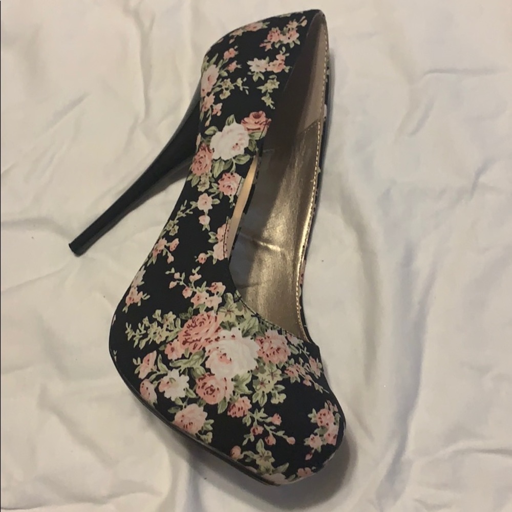 Heels - Picture 3 of 3